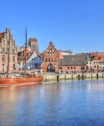 Wismar von der Kaikante aus. Im Hintergrund Boote und Speicherhäuser.