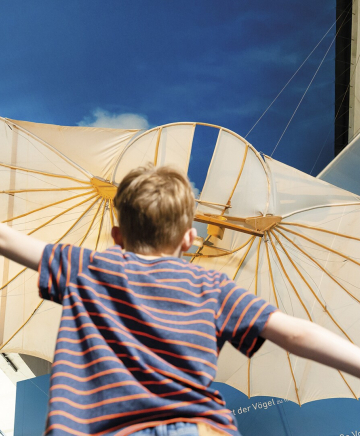 Ein Junge vor dem Lilienthal Flugmodell in phanTECHNIKUM in Wismar