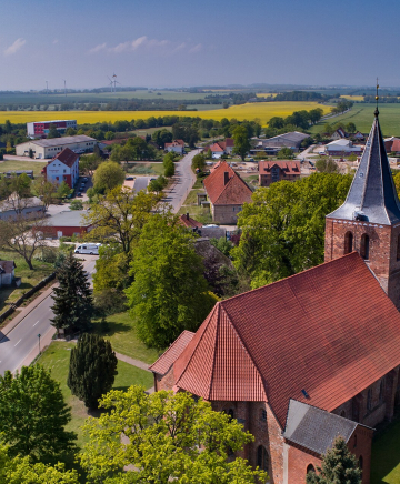 Blick auf Kalkhorst aus der Luft mit der gotischen Kirche und Entdeckerpark minimare