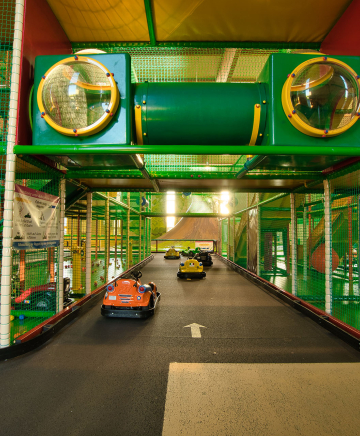 Parcour mit Go-Kart Straße im Indoorspielplatz Mumpitz in Wismar
