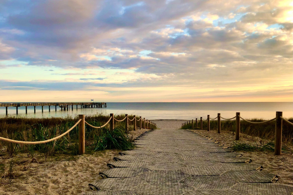 Boltenhagen - Blick auf den Strandzugang und die Seebrücke