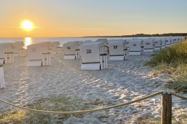 Boltenhagen - Blick auf den feinsandigen Strand mit Strandkörben