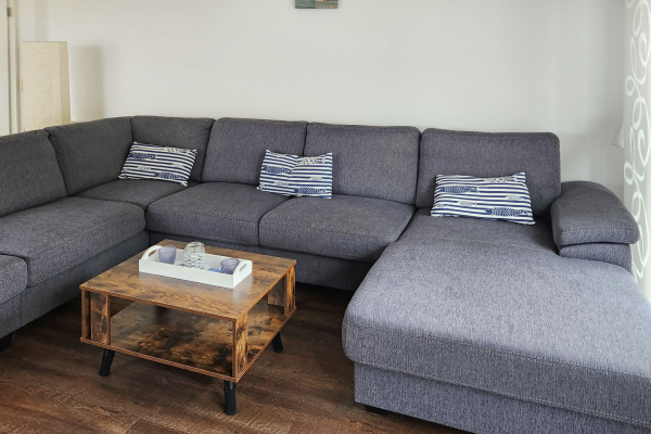Dorow Ferienwohnung - Blick auf den hellen und offenen Wohnbereich