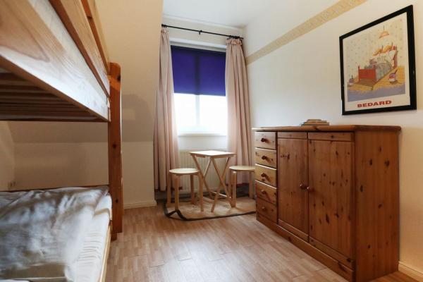 Blick in das kleinere Schlafzimmer mit einem Etagenbett