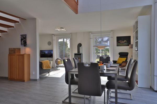 Strandgut Ferienhaus - Blick auf den offenen Wohn-/ Essbereich