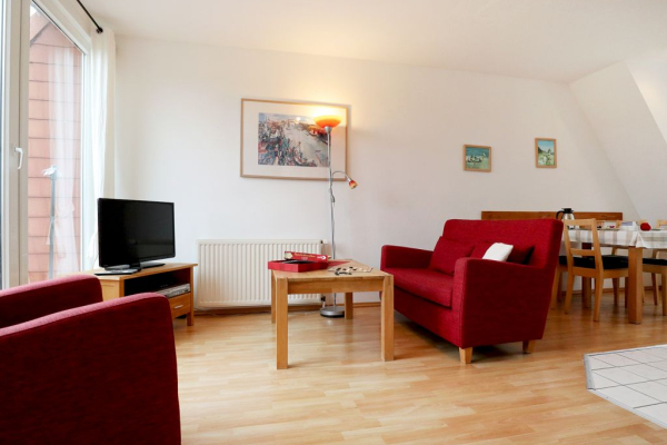 Blick auf den offenen Wohn-/ Essbereich mit Fernseher