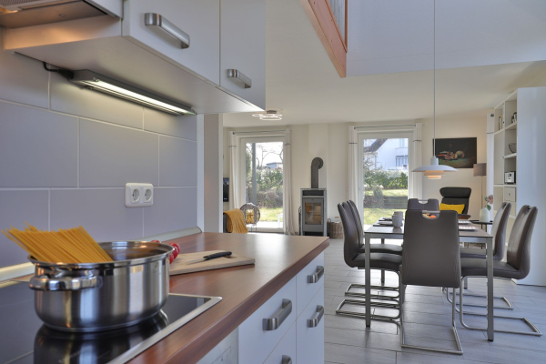 Strandgut Ferienhaus - Blick auf den offenen Essbereich mit Küchenzeile