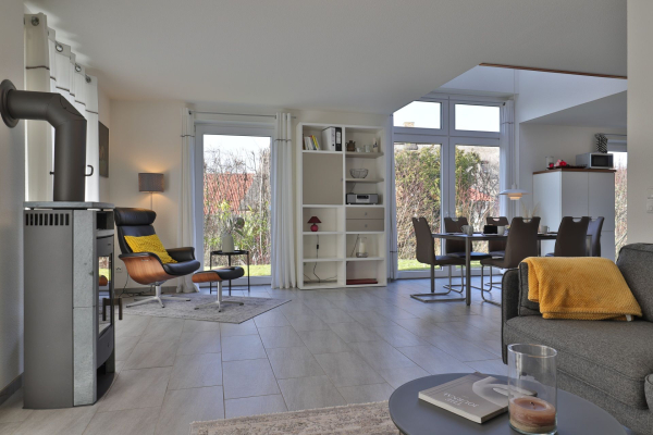 Strandgut Ferienhaus - Blick auf den offenen Wohn-/ Essbereich mit Kaminofen