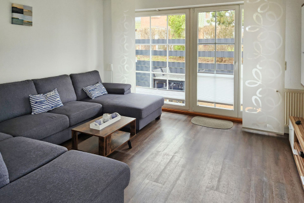 Dorow Ferienwohnung - Blick auf den hellen und offenen Wohnbereich mit Terrasse