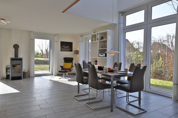 Strandgut Ferienhaus - Blick auf den offenen Wohn-/ Essbereich