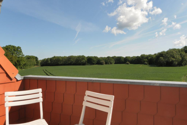 Blick auf den Balkon mit 2 Stühlen