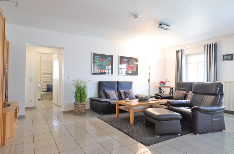 Haus am Meer, Whg.06 - Blick in den offenen Wohnbereich mit TV