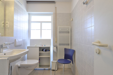 Haus am Meer, Whg.06 - Blick in das Tageslichtbad mit Dusche