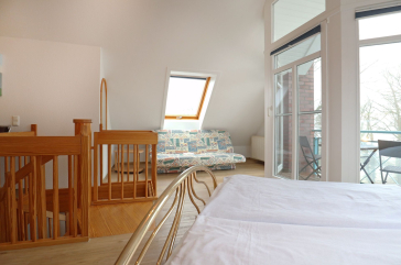 Haus am Meer App.7 - Blick in das offene Schlafzimmer im OG