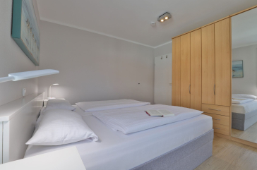 Haus am Meer, Whg.06 - Blick in das Schlafzimmer mit einem großen Kleiderschrank