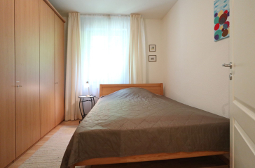 Barendorf Whg. Fritscher - Blick in das Schlafzimmer mit großen Kleiderschrank