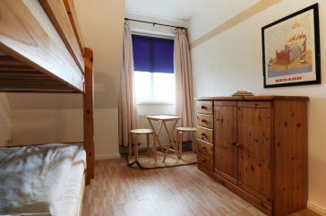 Blick in das kleinere Schlafzimmer mit einem Etagenbett