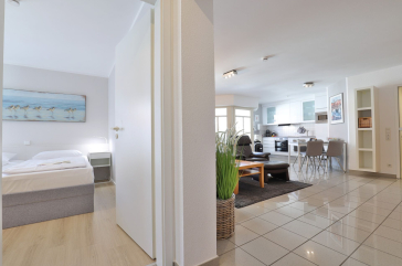 Haus am Meer, Whg.06 - Blick in das Schlafzimmer und auf den Wohnbereich