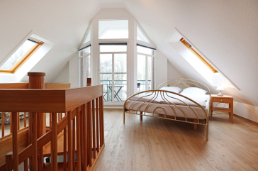 Haus am Meer App.7 - Blick in das offene Schlafzimmer im OG