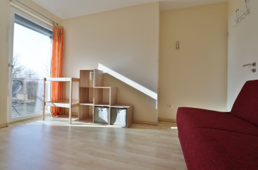 Strandgut Ferienhaus - Blick in das Gästezimmer mit Babybett und Wickeltisch