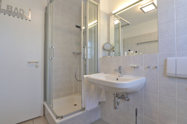 Haus am Meer, Whg.06 - Blick in das Tageslichtbad mit Dusche