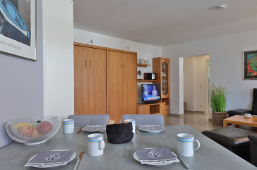 Haus am Meer, Whg.06 - Blick in den offenen Wohn-/ Essbereich mit TV