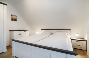 Haus am Meer App.7 - Blick in das Schlafzimmer mit einem Doppelbett