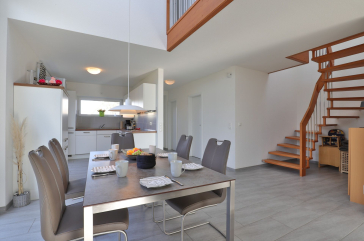 Strandgut Ferienhaus - Blick auf den offenen Essbereich mit Küchenzeile