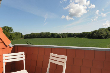 Blick auf den Balkon mit 2 Stühlen