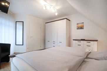 Haus am Meer App.7 - Blick in das Schlafzimmer mit einem Doppelbett