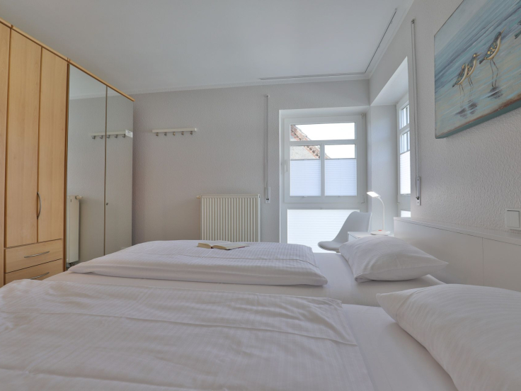 Haus am Meer, Whg.06 - Blick in das Schlafzimmer mit einem schönen Doppelbett