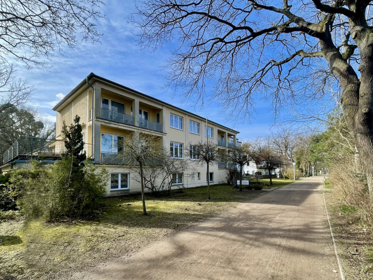 Strandflieder - Blick auf das Haus von der Strandpromenade