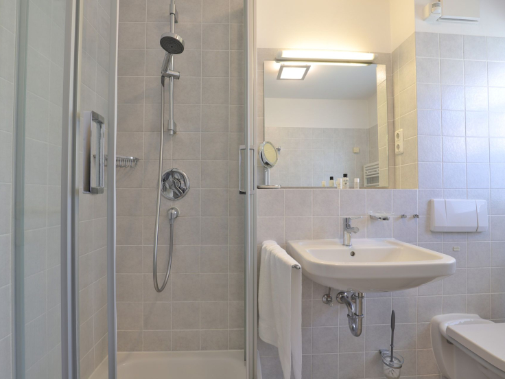 Haus am Meer, Whg.06 - Blick in das Tageslichtbad mit Dusche