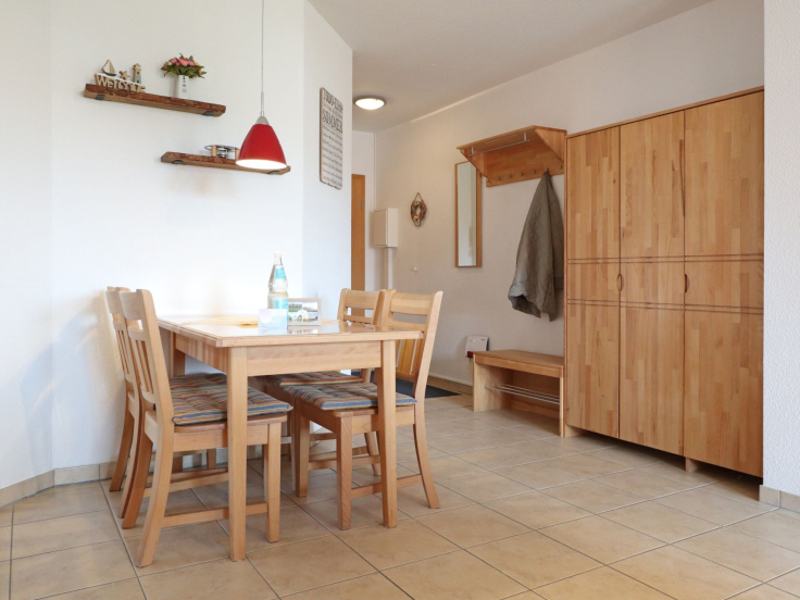 Blick auf den offenen Essbereich mit einem Tisch und 4 Stühlen