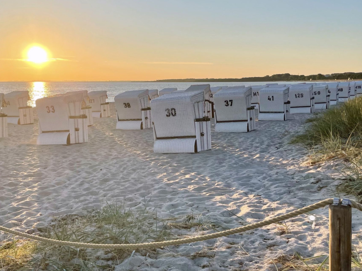 Boltenhagen - Blick auf den feinsandigen Strand mit Strandkörben