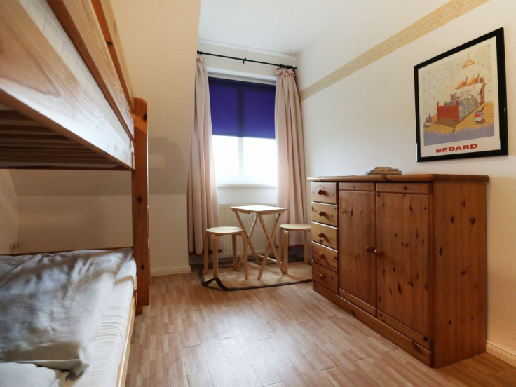 Blick in das kleinere Schlafzimmer mit einem Etagenbett
