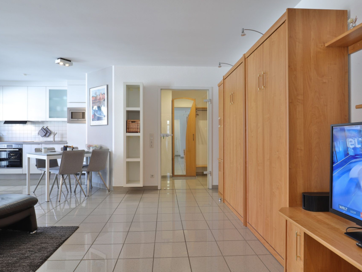 Haus am Meer, Whg.06 - Blick in den offenen Wohn-/ Essbereich mit TV