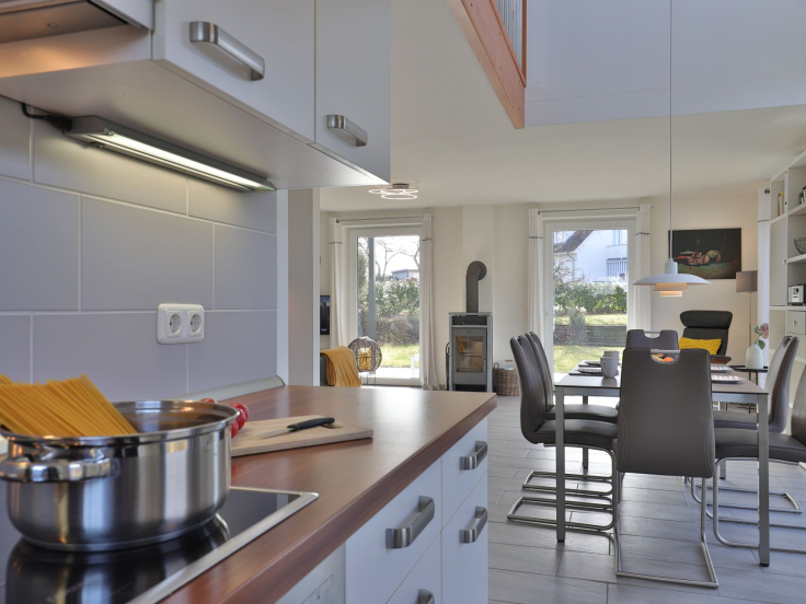 Strandgut Ferienhaus - Blick auf den offenen Essbereich mit Küchenzeile