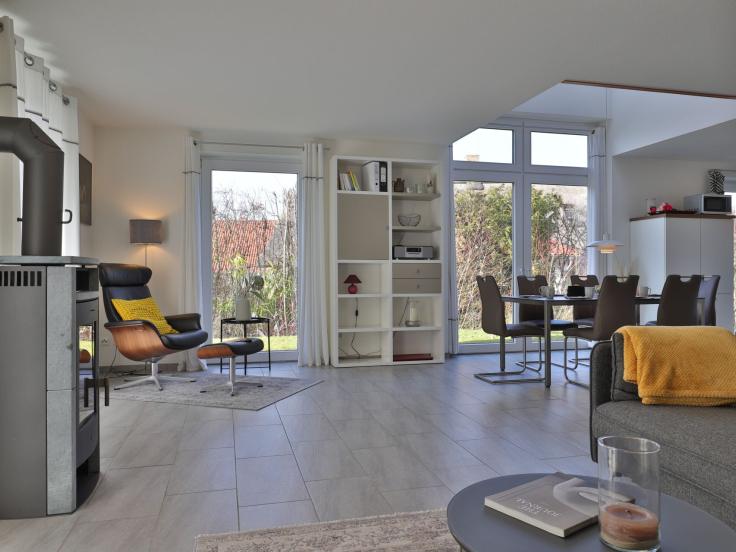 Strandgut Ferienhaus - Blick auf den offenen Wohn-/ Essbereich mit Kaminofen