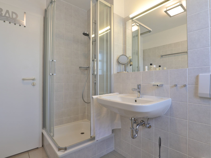 Haus am Meer, Whg.06 - Blick in das Tageslichtbad mit Dusche