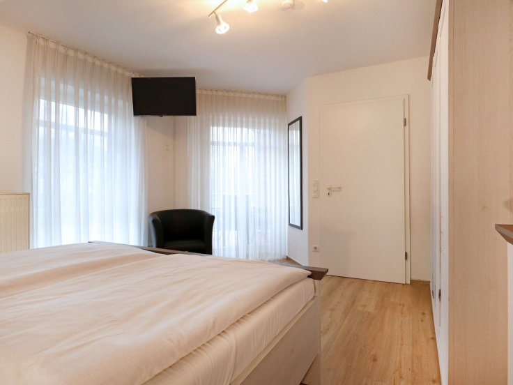 Haus am Meer App.7 - Blick in das Schlafzimmer mit einem Doppelbett