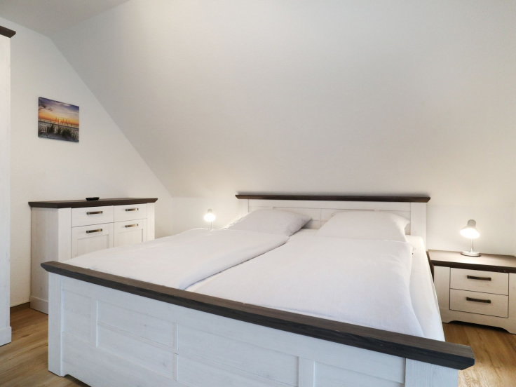 Haus am Meer App.7 - Blick in das Schlafzimmer mit einem Doppelbett