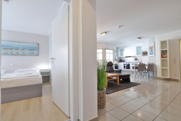Haus am Meer, Whg.06 - Blick in das Schlafzimmer und auf den Wohnbereich