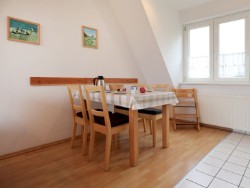 Blick auf den offenen Essbereich mit einem Tisch und 4 Stühlen