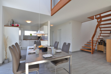 Strandgut Ferienhaus - Blick auf den offenen Essbereich mit Küchenzeile