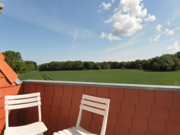 Blick auf den Balkon mit 2 Stühlen