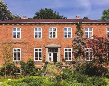 Frontansicht des Gutshauses in Dönkendorf in traditioneller Backsteinarchitektur.