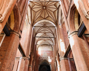 Blick auf das Kreuzgewölbe der St. Georgen-Kirche in Wismar