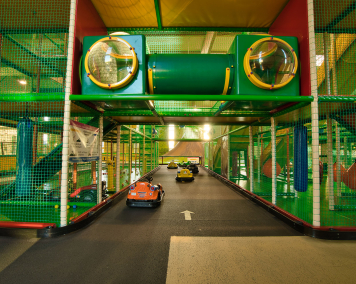 Parcour mit Go-Kart Straße im Indoorspielplatz Mumpitz in Wismar