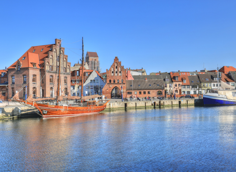 Wismar von der Kaikante aus. Im Hintergrund Boote und Speicherhäuser.